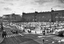 72965 Gezicht op het Vredenburg te Utrecht; met het parkeerterrein, de Jaarbeurs en het secretariaatsgebouw van de Jaarbeurs.